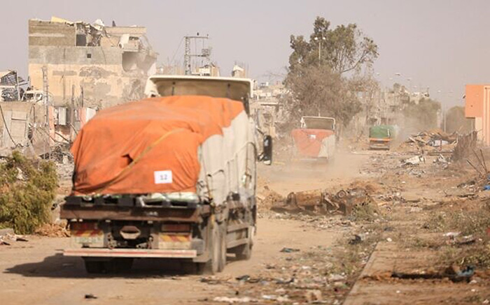 2023年11月26日，運送人道救援物資的車輛行駛在加薩地區的主要公路薩拉丁路（Salaheddin）。（照片來源：Mahmud Hams/AFP）